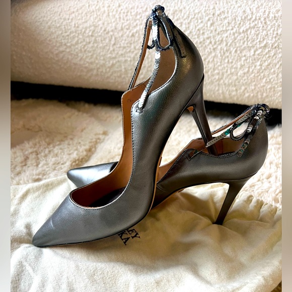 BADGLEY MISCHKA - Silver 4.5” heels - Picture 1 of 9